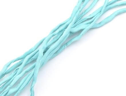 Cordon de soie naturelle teinture main turquoise clair 2mm (1m)
