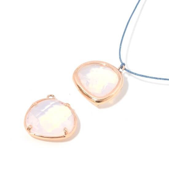 Pendentif en verre rose laiteux sertis OR rose triangle arrondi - 15mm (1)
