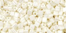 cc122 - perles Toho triangle 2.2mm opaque lustered navajo white (10g)