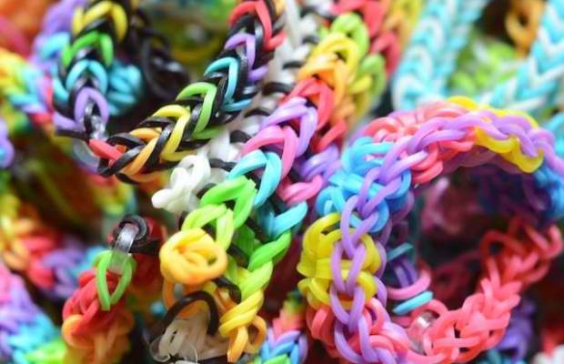 Les bracelets élastiques Rainbow Loom font un tabac en France