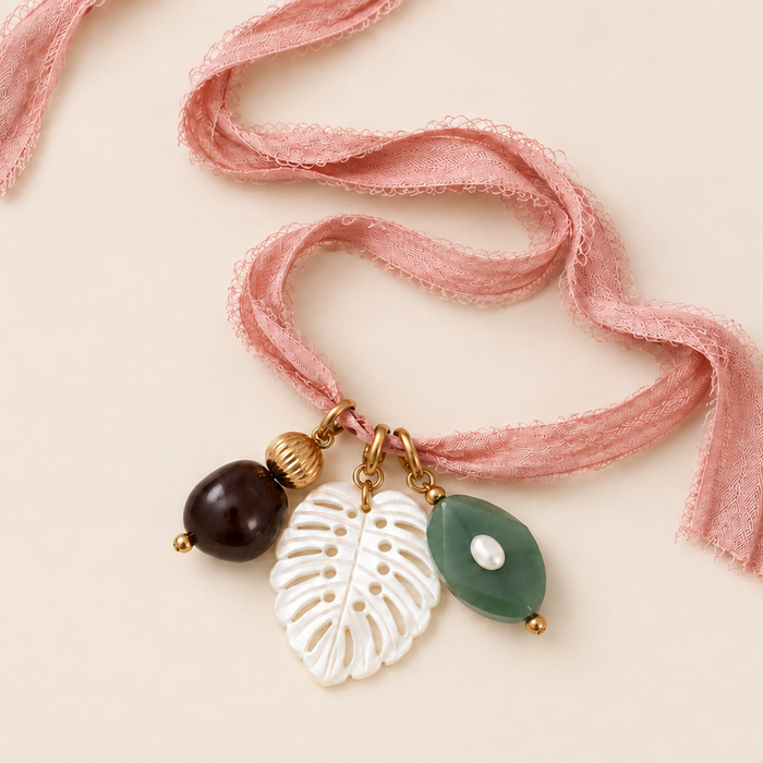 Bijoux Do It Yourself : créez un collier grigris en ruban de soie et grosses breloques