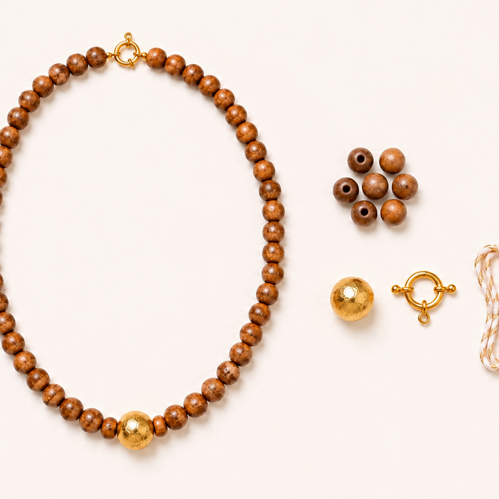 Modèle de collier en perle à faire soi même : perles en bois et cordon
