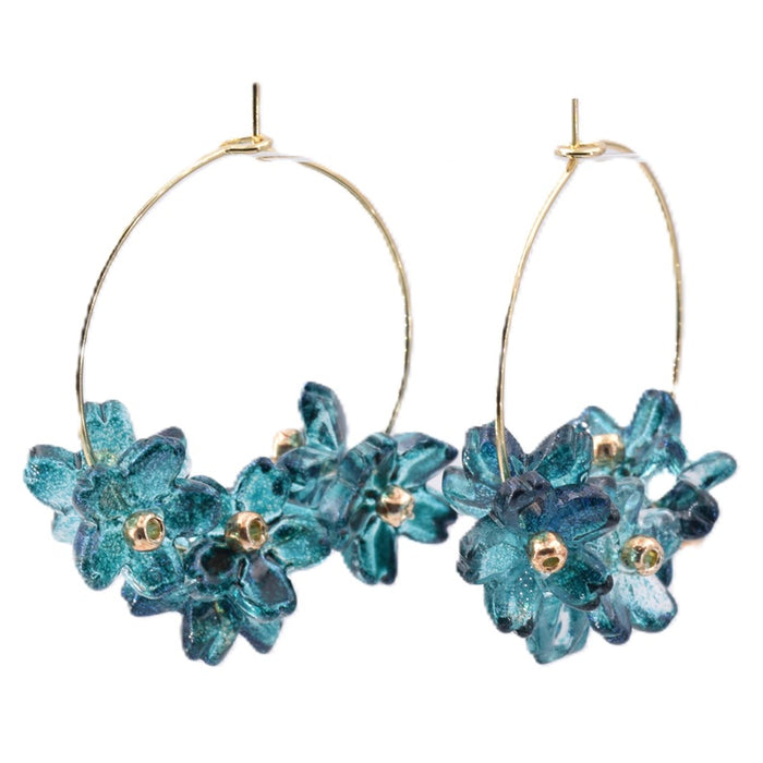 Boucle d'oreille fleurie bleu sur créoles acier doré 30mm (1 paire)