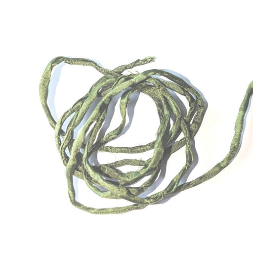 Cordon de soie naturelle teinture main vert olivine 2mm (1m)