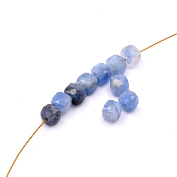 Perles cube à facettes cyanite bleu 4mm trou: 1mm (10)
