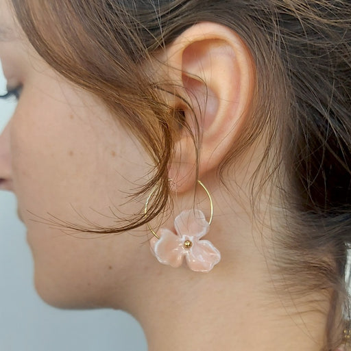 Boucle d'oreille fleurie rose 3 pétales sur créoles acier doré 25mm (1 paire)
