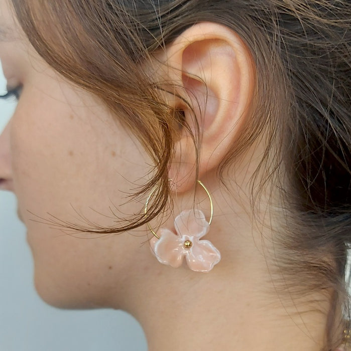 Boucle d'oreille fleurie rose 3 pétales sur créoles acier doré 25mm (1 paire)