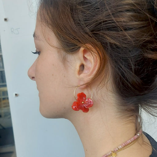 Boucle d'oreille fleurie rouge 3 pétales sur créoles acier doré 25mm (1 paire)