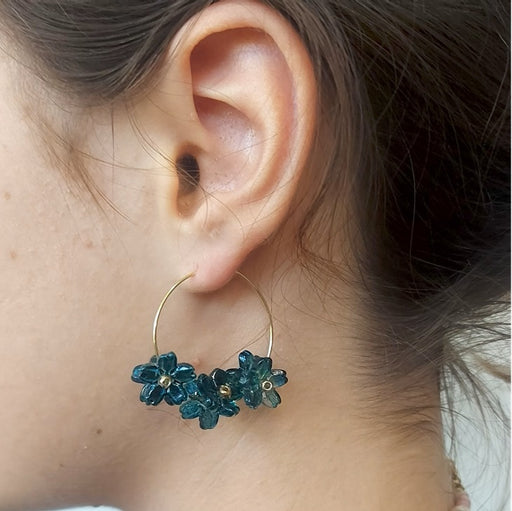 Boucle d'oreille fleurie bleu sur créoles acier doré 30mm (1 paire)