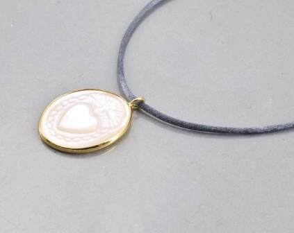 Pendentif nacre blanche gravée sacré coeur serti métal doré qualité 20mm (1)