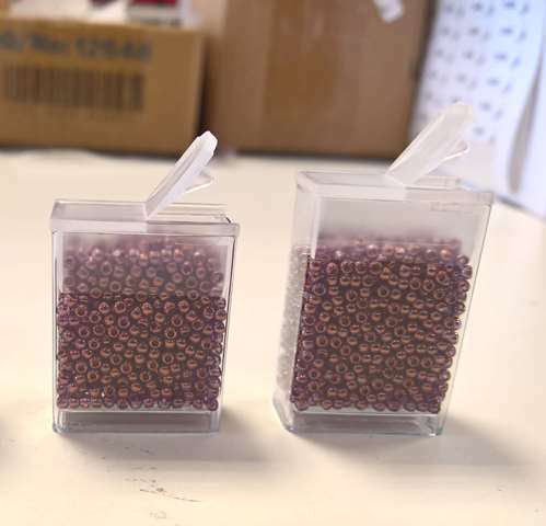 2 Boites (tic-tac) (4cm x 2,5cm) pour perles Toho ou Miyuki (10 gr de Toho ou Miyuki 11/0) (2)