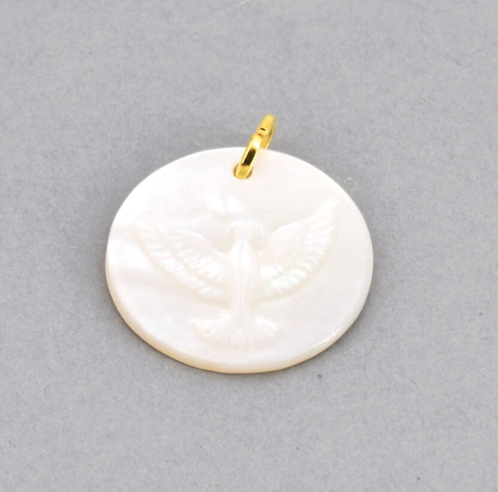 Nacre blanche, médaille breloque gravée colombe - 15mm, anneau doré 4mm (1)