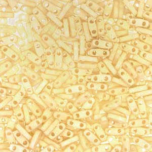 Cc2021 - Perles Miyuki QUARTER tila MATT opaque cream 1.2mm (50 beads)